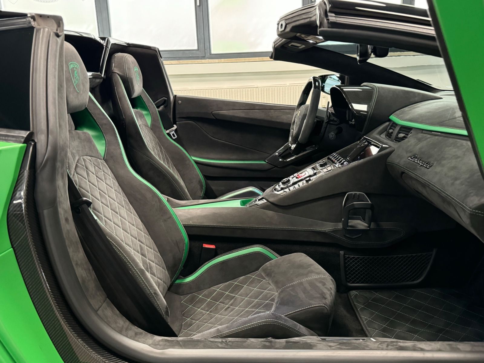 Fahrzeugabbildung Lamborghini AVENTADOR S ROADSTER GREEN EXT&INT CARBON FULLOP