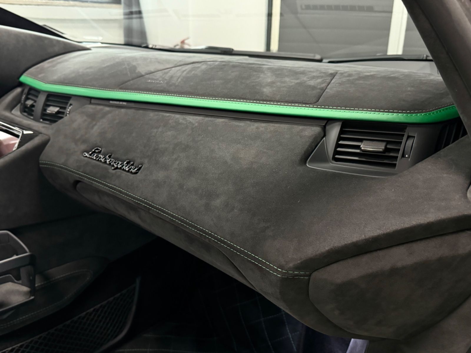 Fahrzeugabbildung Lamborghini AVENTADOR S ROADSTER GREEN EXT&INT CARBON FULLOP