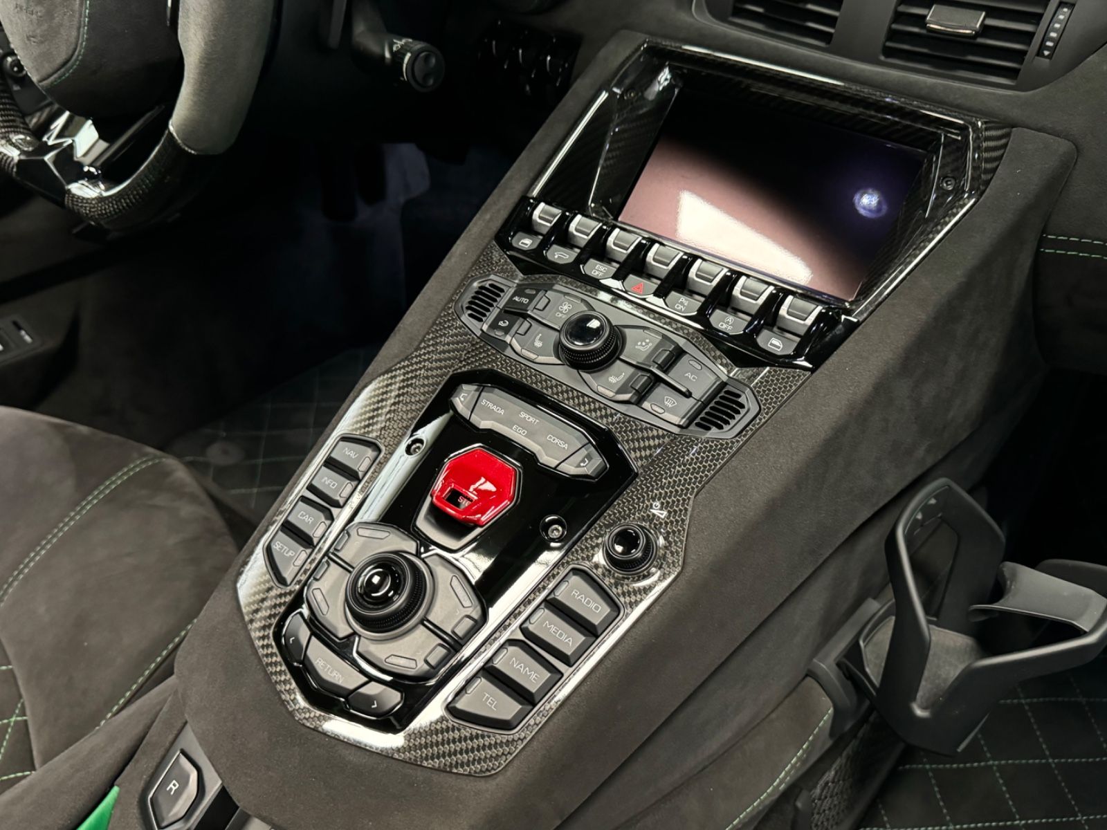 Fahrzeugabbildung Lamborghini AVENTADOR S ROADSTER GREEN EXT&INT CARBON FULLOP