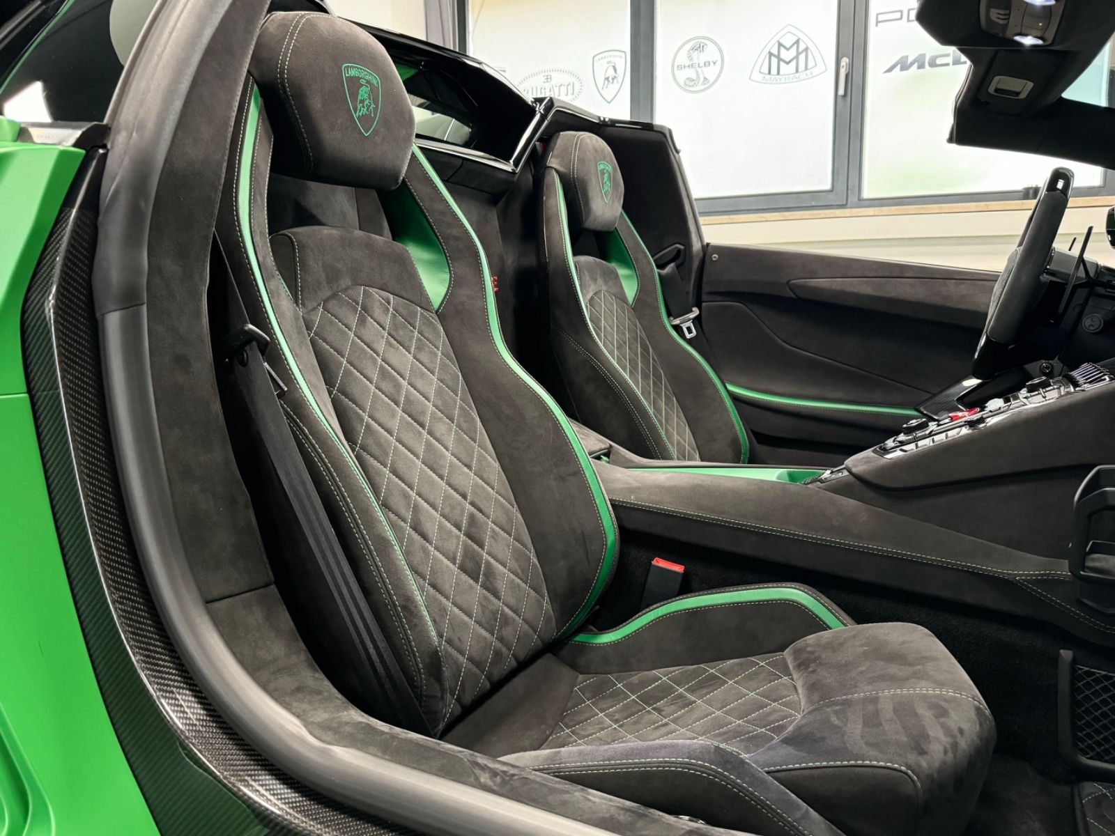 Fahrzeugabbildung Lamborghini AVENTADOR S ROADSTER GREEN EXT&INT CARBON FULLOP