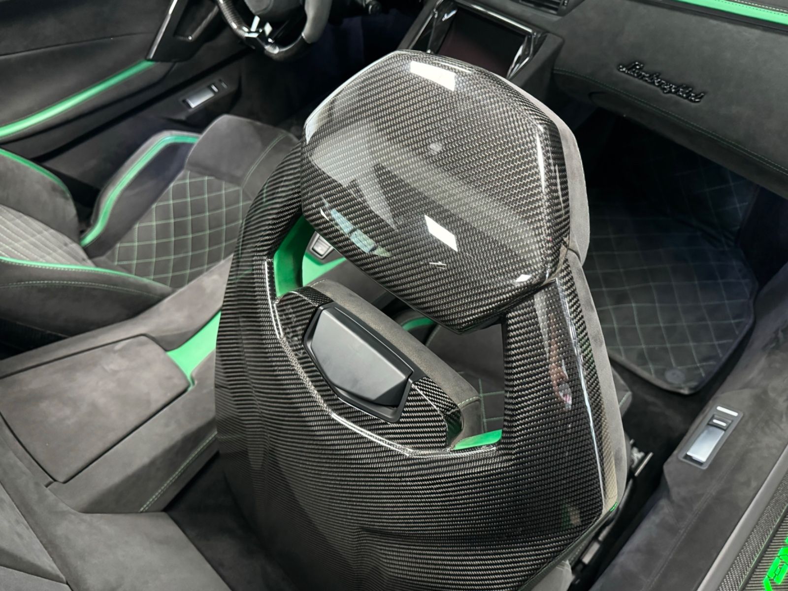 Fahrzeugabbildung Lamborghini AVENTADOR S ROADSTER GREEN EXT&INT CARBON FULLOP