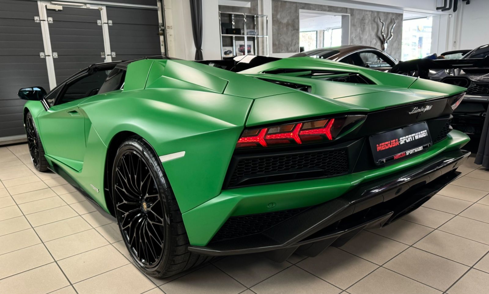 Fahrzeugabbildung Lamborghini AVENTADOR S ROADSTER GREEN EXT&INT CARBON FULLOP