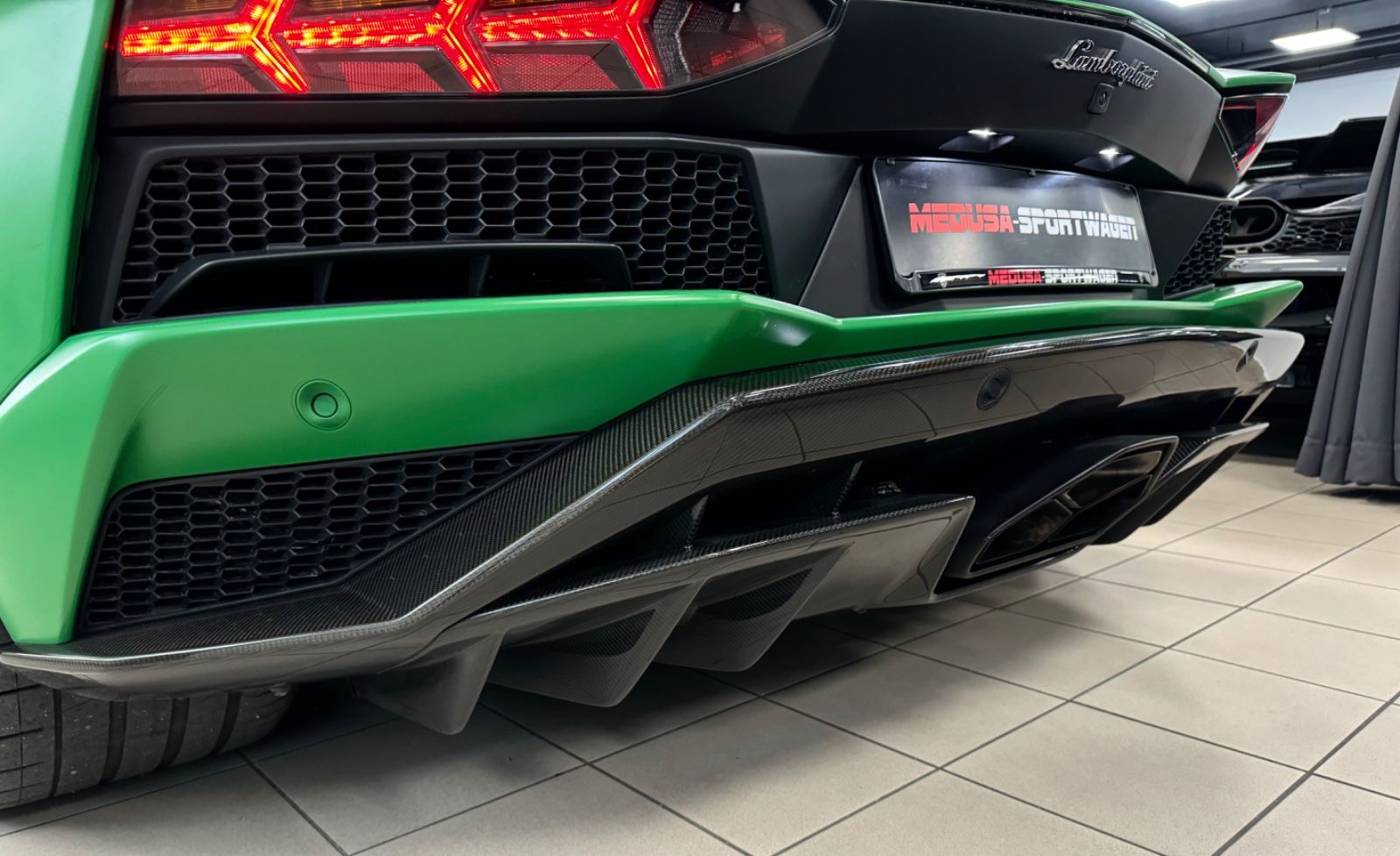 Fahrzeugabbildung Lamborghini AVENTADOR S ROADSTER GREEN EXT&INT CARBON FULLOP