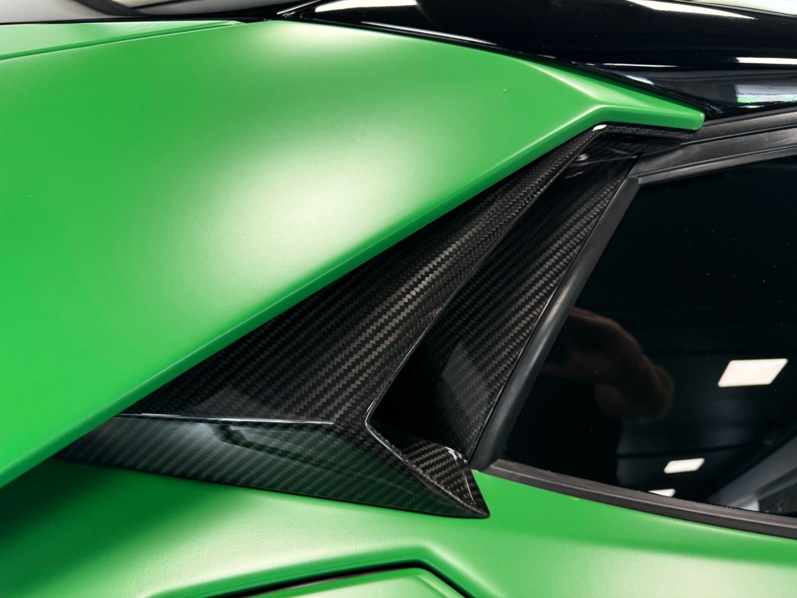 Fahrzeugabbildung Lamborghini AVENTADOR S ROADSTER GREEN EXT&INT CARBON FULLOP