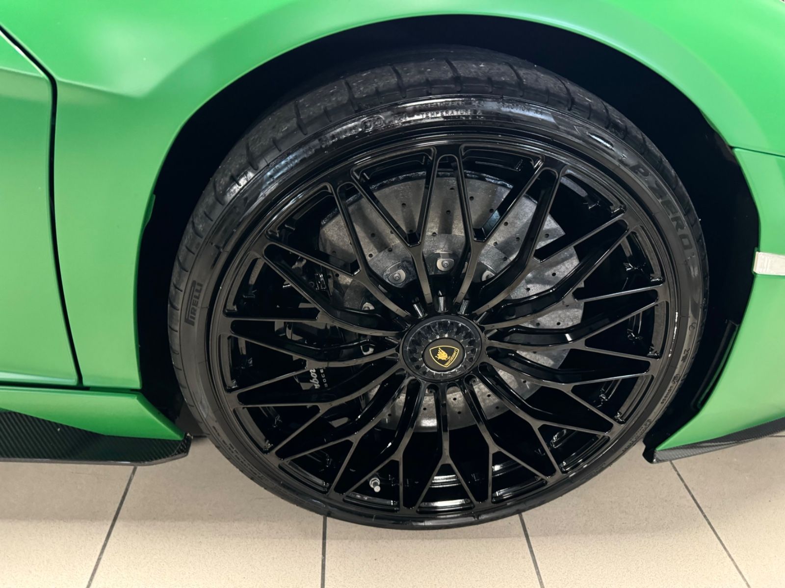 Fahrzeugabbildung Lamborghini AVENTADOR S ROADSTER GREEN EXT&INT CARBON FULLOP