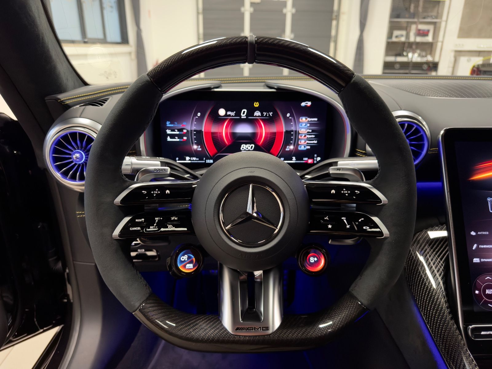 Fahrzeugabbildung Mercedes-Benz AMG GT 63 4M+ COUPE PERFORMANCE CARBON BURMESTER