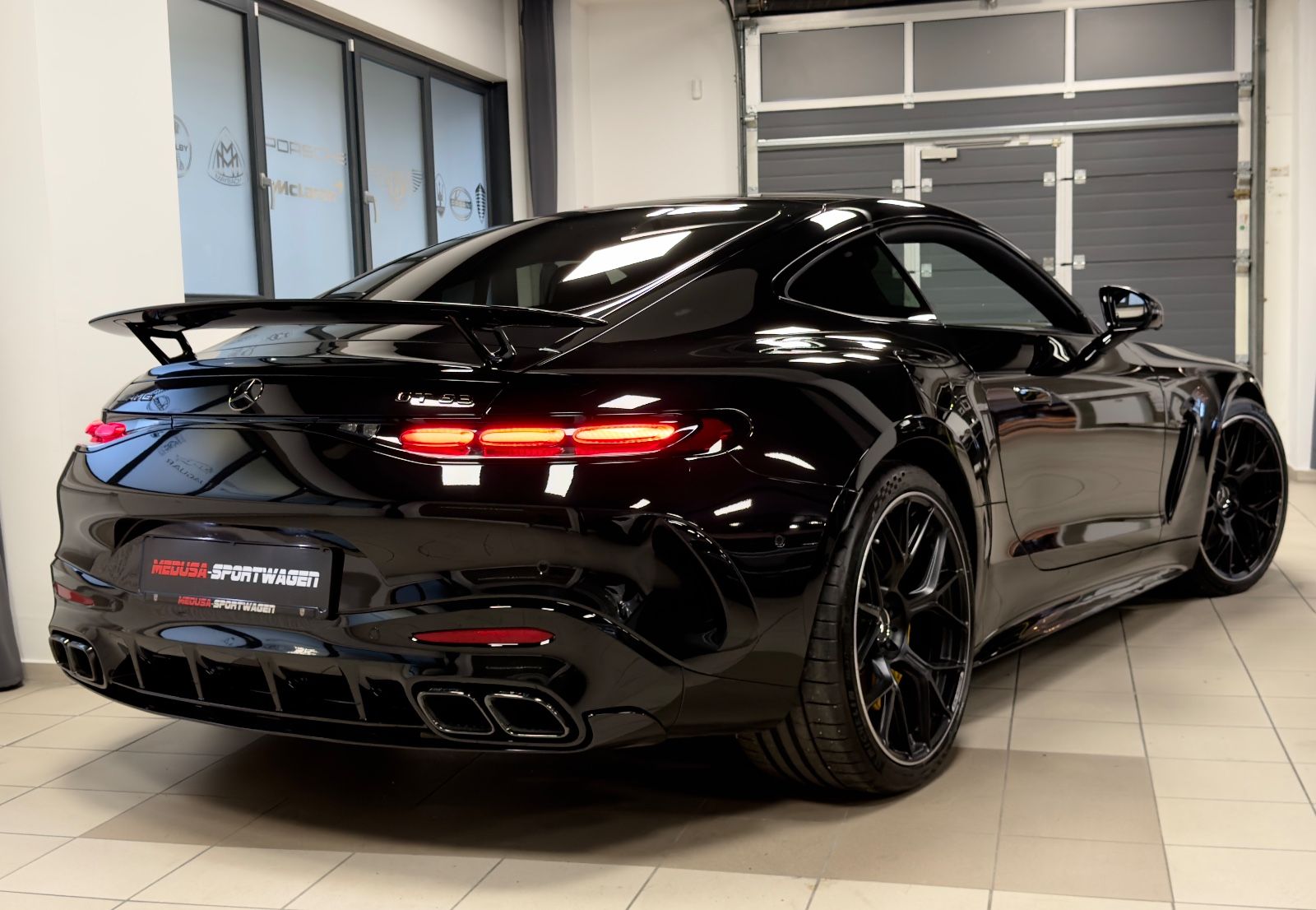 Fahrzeugabbildung Mercedes-Benz AMG GT 63 4M+ COUPE PERFORMANCE CARBON BURMESTER