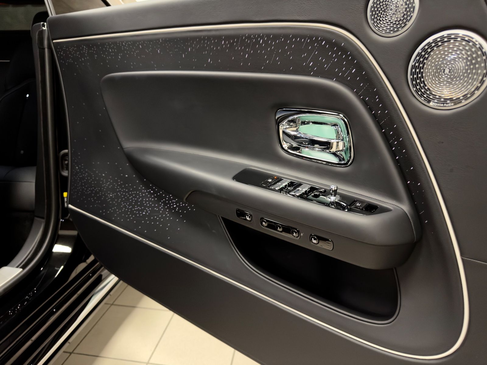 Fahrzeugabbildung Rolls-Royce SPECTRE DUO-TONE STARLIGHT BESPOKE FULLOPTION!!!