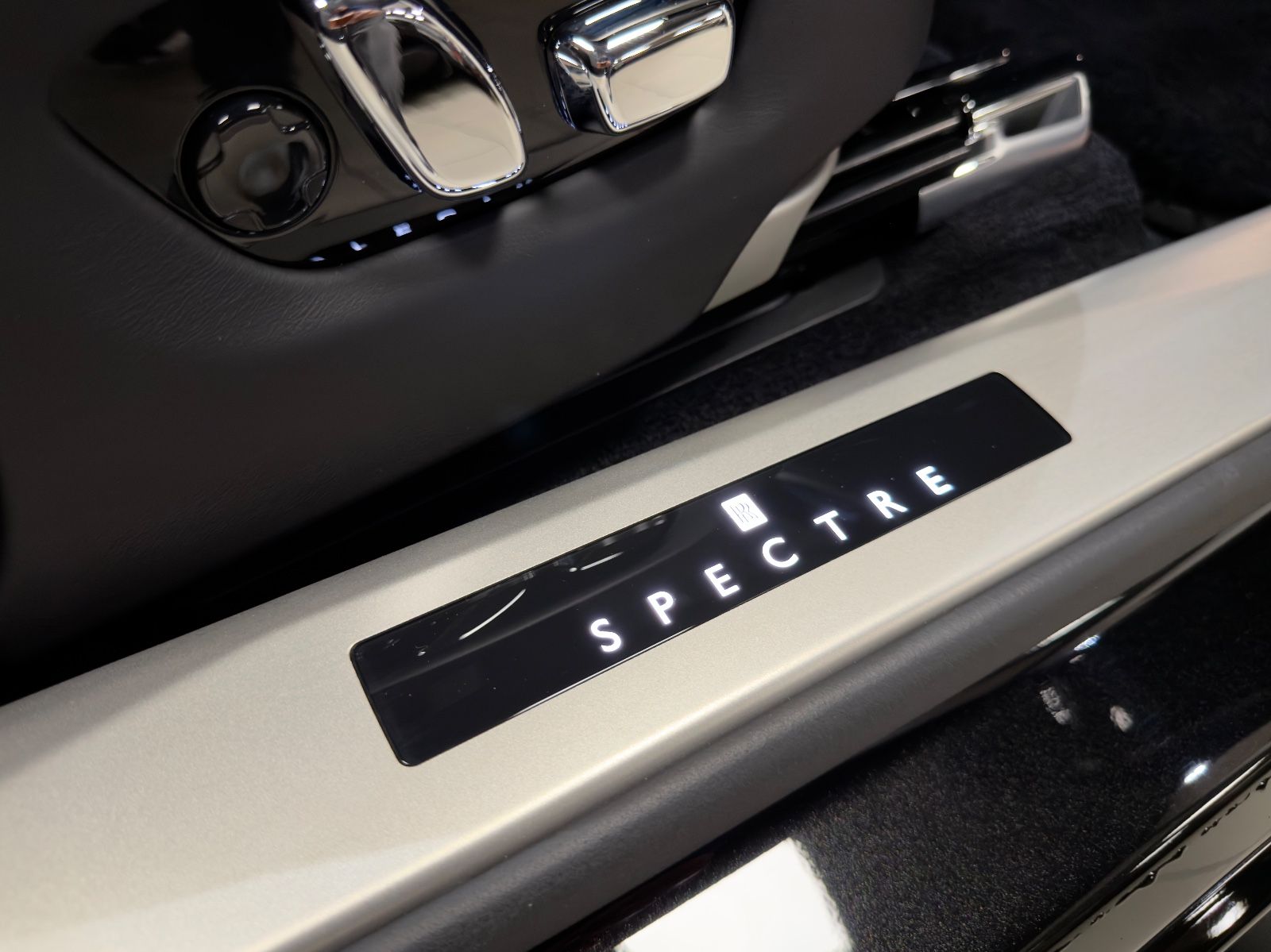 Fahrzeugabbildung Rolls-Royce SPECTRE DUO-TONE STARLIGHT BESPOKE FULLOPTION!!!