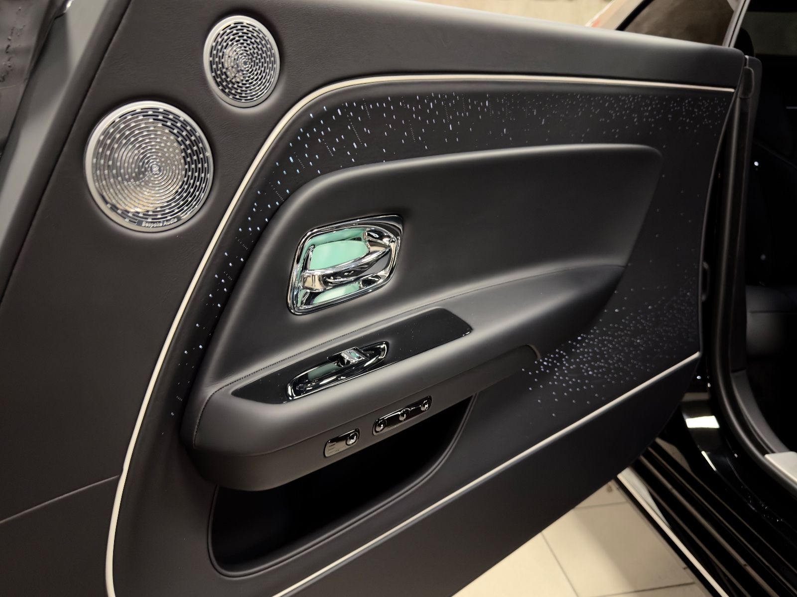 Fahrzeugabbildung Rolls-Royce SPECTRE DUO-TONE STARLIGHT BESPOKE FULLOPTION!!!