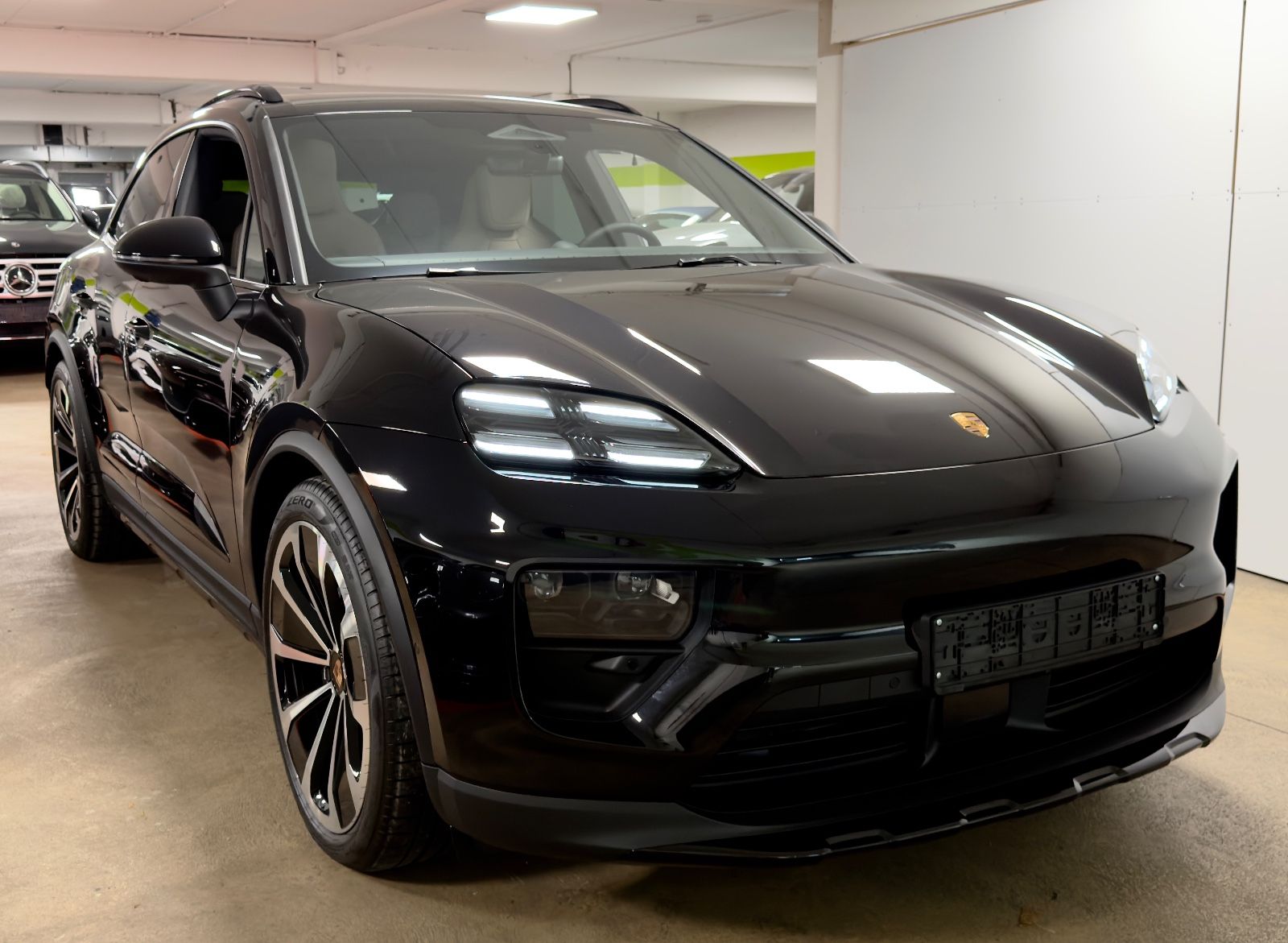 Porsche MACAN 4 DESIGNPACK 22ZOLL TRÜFFEL INT PANO FULL!