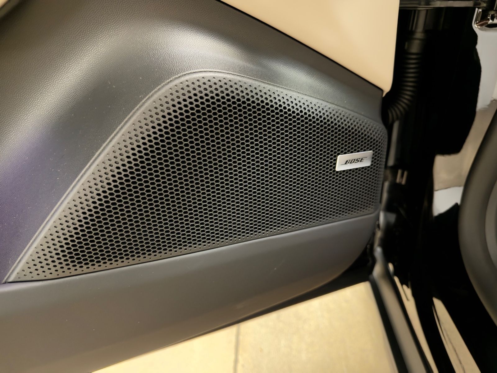 Fahrzeugabbildung Porsche MACAN 4 DESIGNPACK 22ZOLL TRÜFFEL INT PANO FULL!