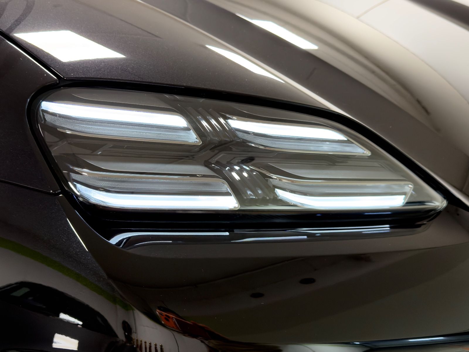 Fahrzeugabbildung Porsche MACAN 4 DESIGNPACK 22ZOLL TRÜFFEL INT PANO FULL!