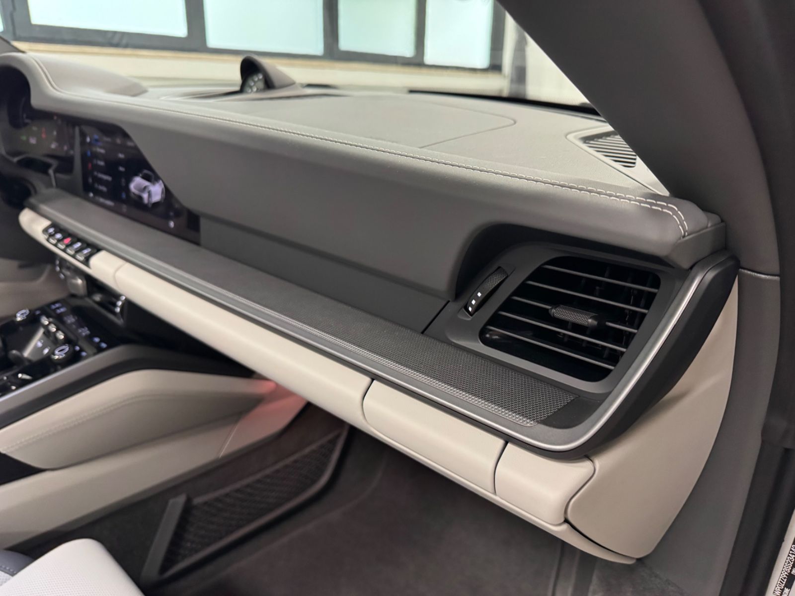 Fahrzeugabbildung Porsche 992 CARRERA CABRIO FACELIFT SPORTDESIGN BOSE NEW