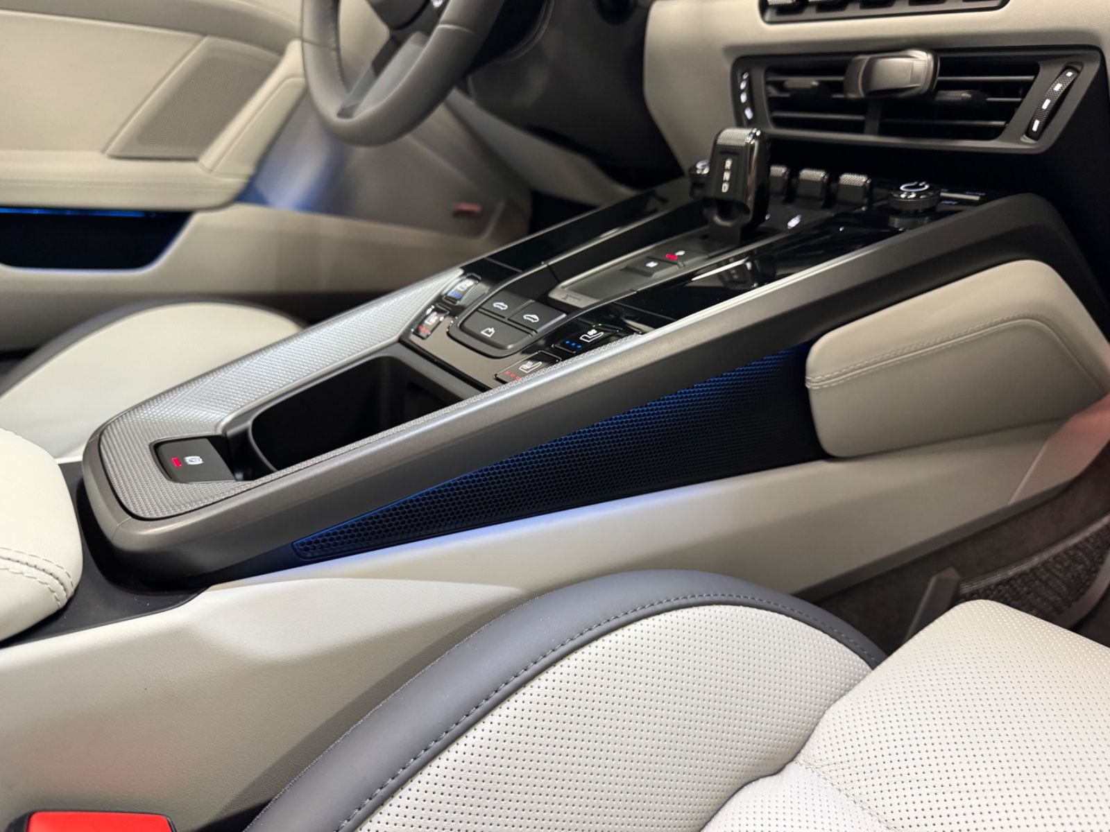 Fahrzeugabbildung Porsche 992 CARRERA CABRIO FACELIFT SPORTDESIGN BOSE NEW