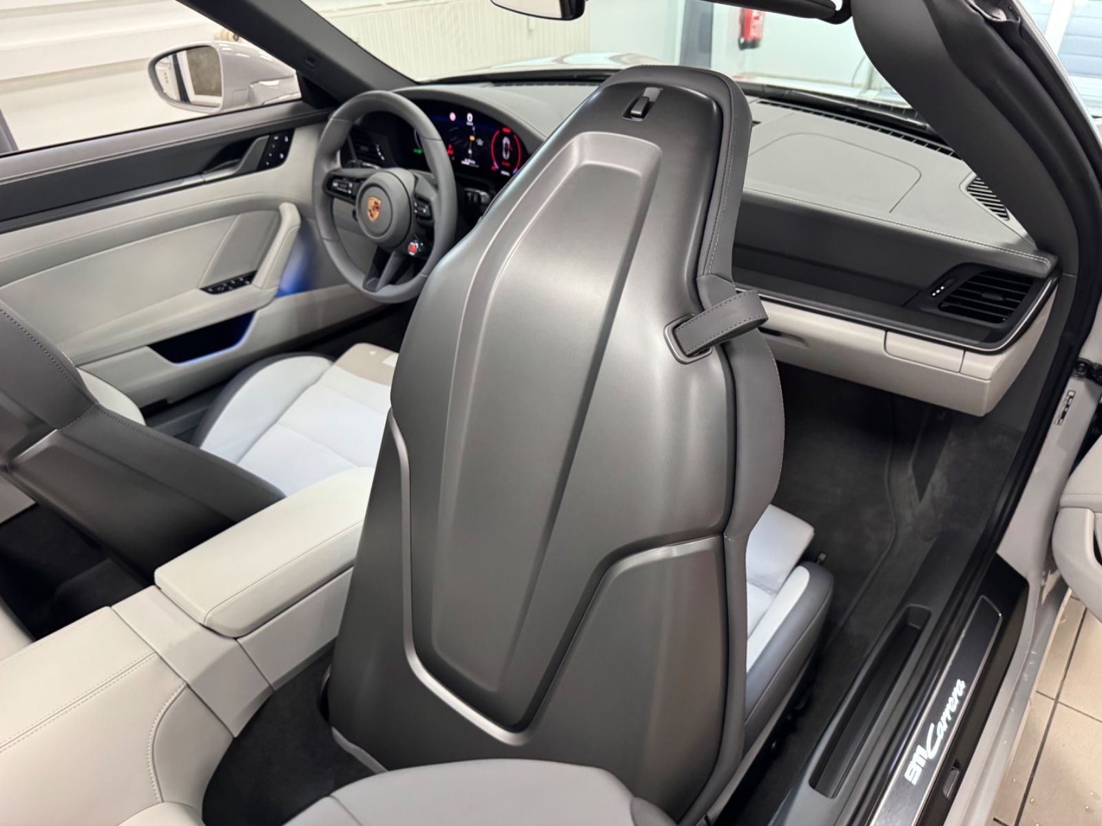 Fahrzeugabbildung Porsche 992 CARRERA CABRIO FACELIFT SPORTDESIGN BOSE NEW