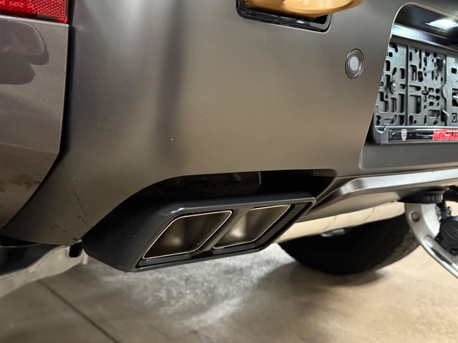 Fahrzeugabbildung Land Rover DEFENDER 4.4 P635 110 OCTA GREY&BRAUN PR025 FULL