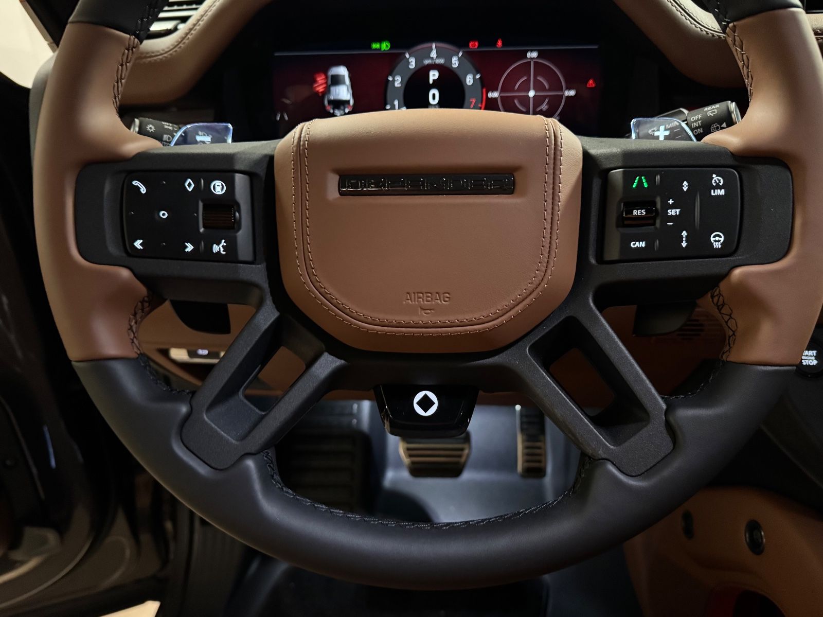 Fahrzeugabbildung Land Rover DEFENDER 4.4 P635 110 OCTA GREY&BRAUN PR025 FULL