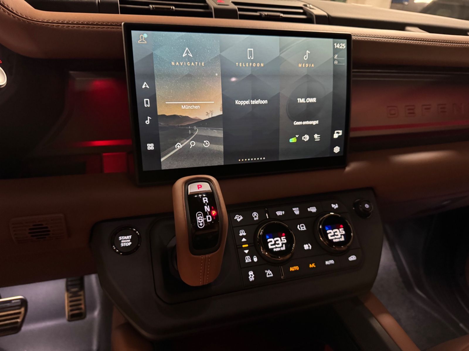 Fahrzeugabbildung Land Rover DEFENDER 4.4 P635 110 OCTA GREY&BRAUN PR025 FULL