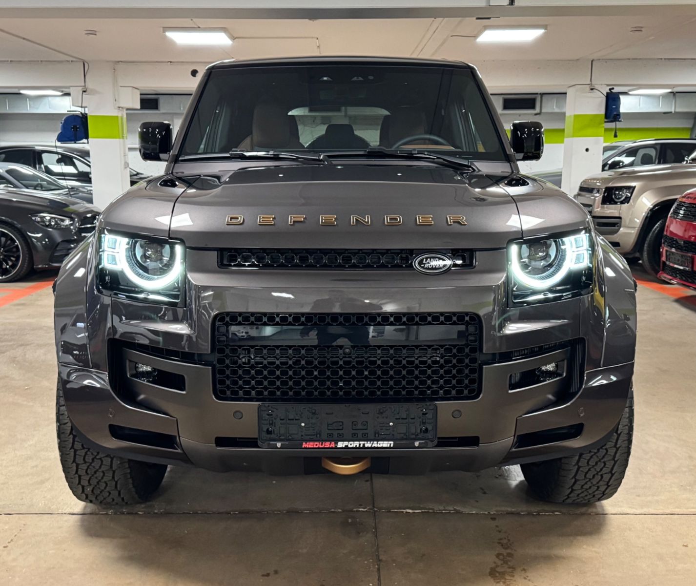 Fahrzeugabbildung Land Rover DEFENDER 4.4 P635 110 OCTA GREY&BRAUN PR025 FULL