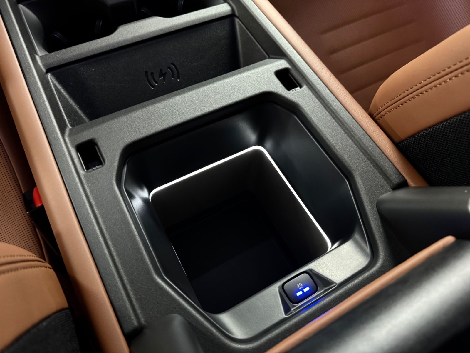 Fahrzeugabbildung Land Rover DEFENDER 4.4 P635 110 OCTA GREY&BRAUN PR025 FULL