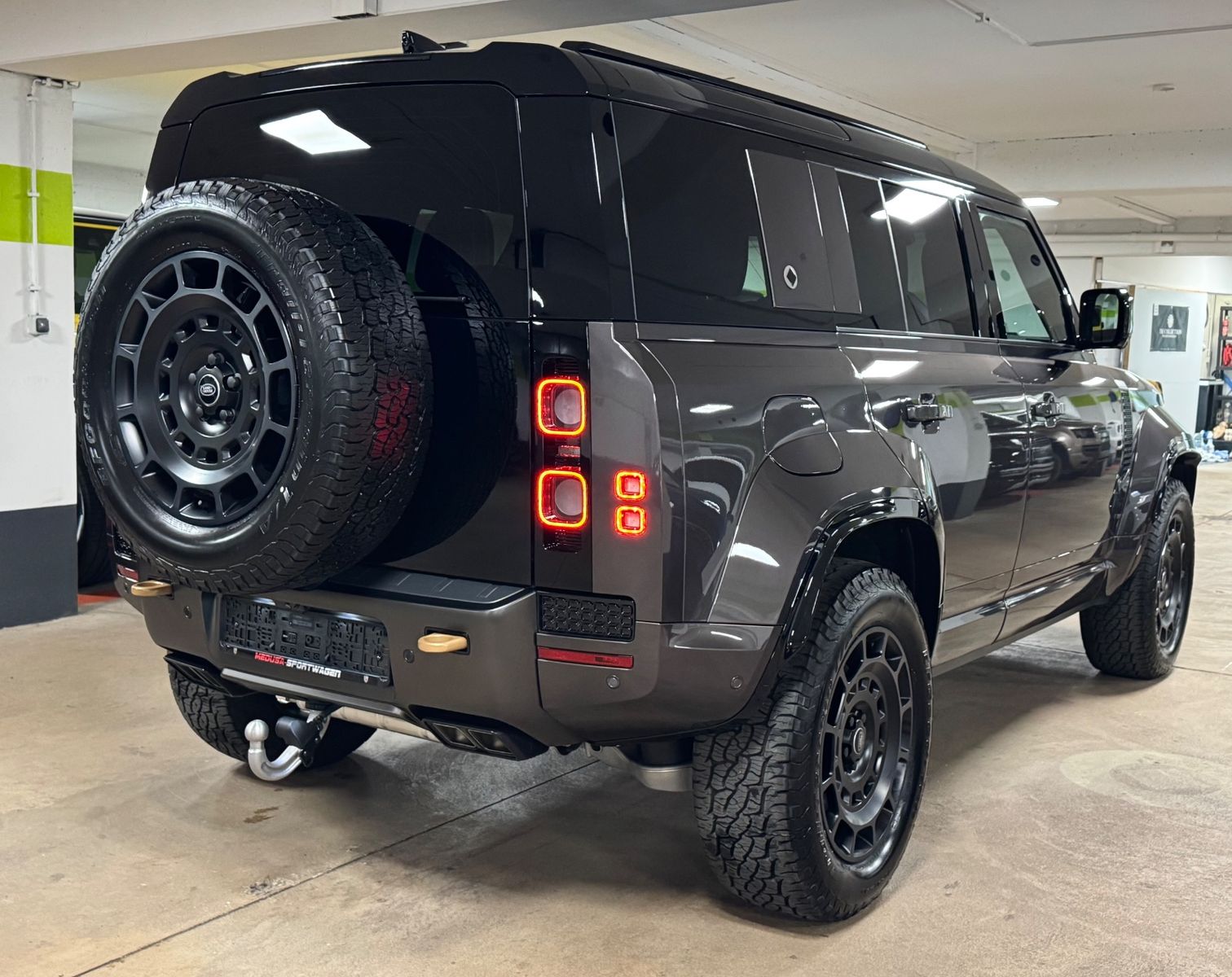 Fahrzeugabbildung Land Rover DEFENDER 4.4 P635 110 OCTA GREY&BRAUN PR025 FULL