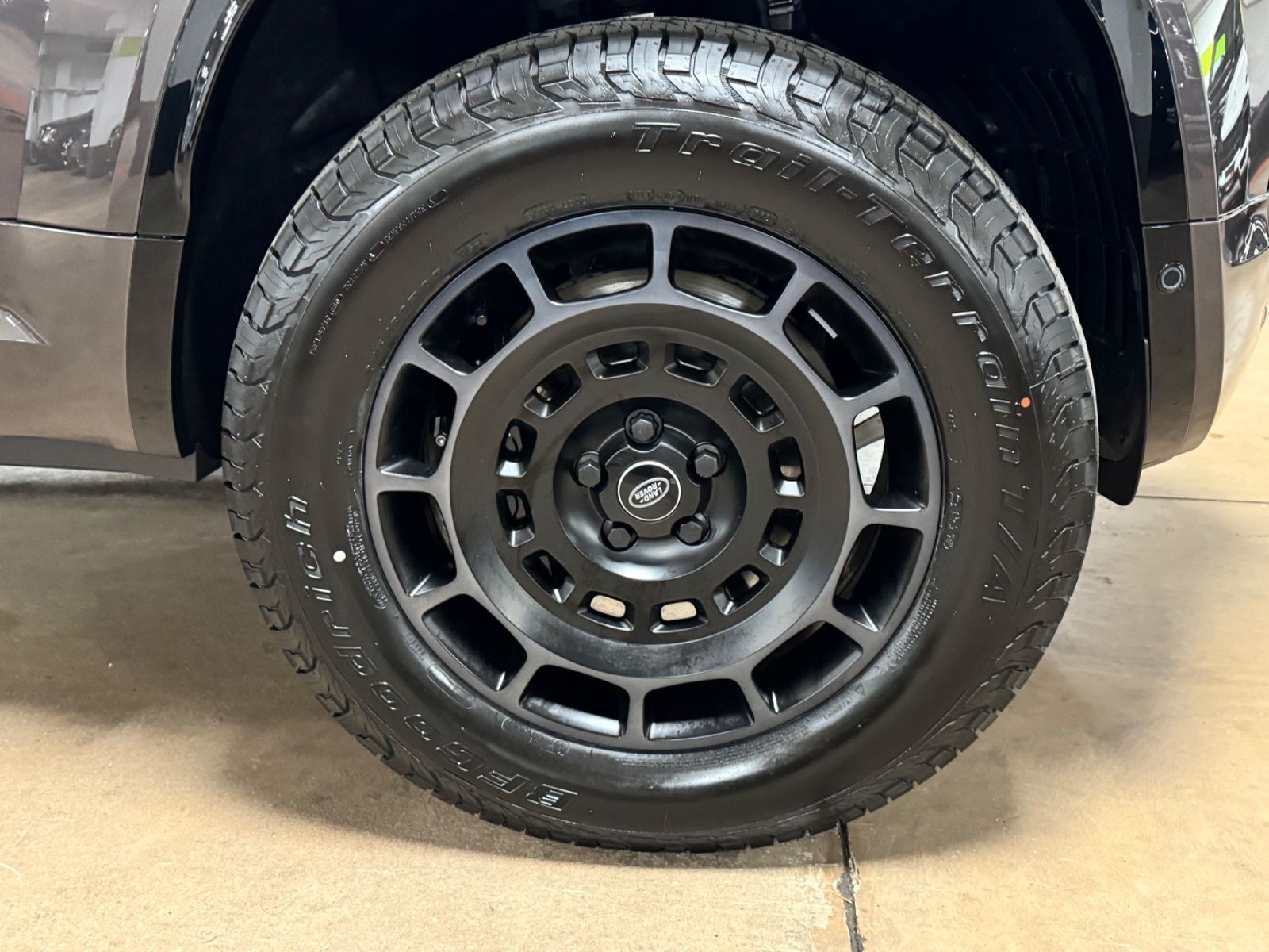 Fahrzeugabbildung Land Rover DEFENDER 4.4 P635 110 OCTA GREY&BRAUN PR025 FULL