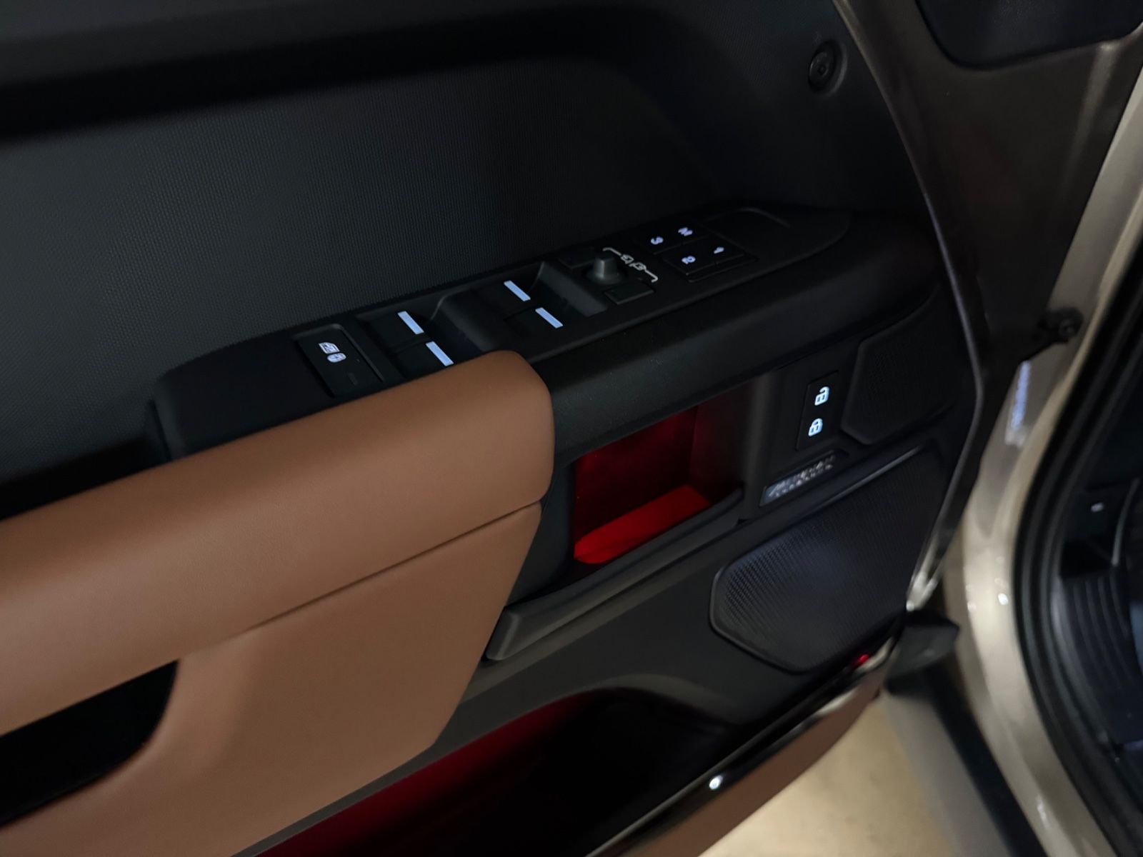 Fahrzeugabbildung Land Rover DEFENDER 4.4 P635 110 OCTA GOLDMATT NEW P25 FULL