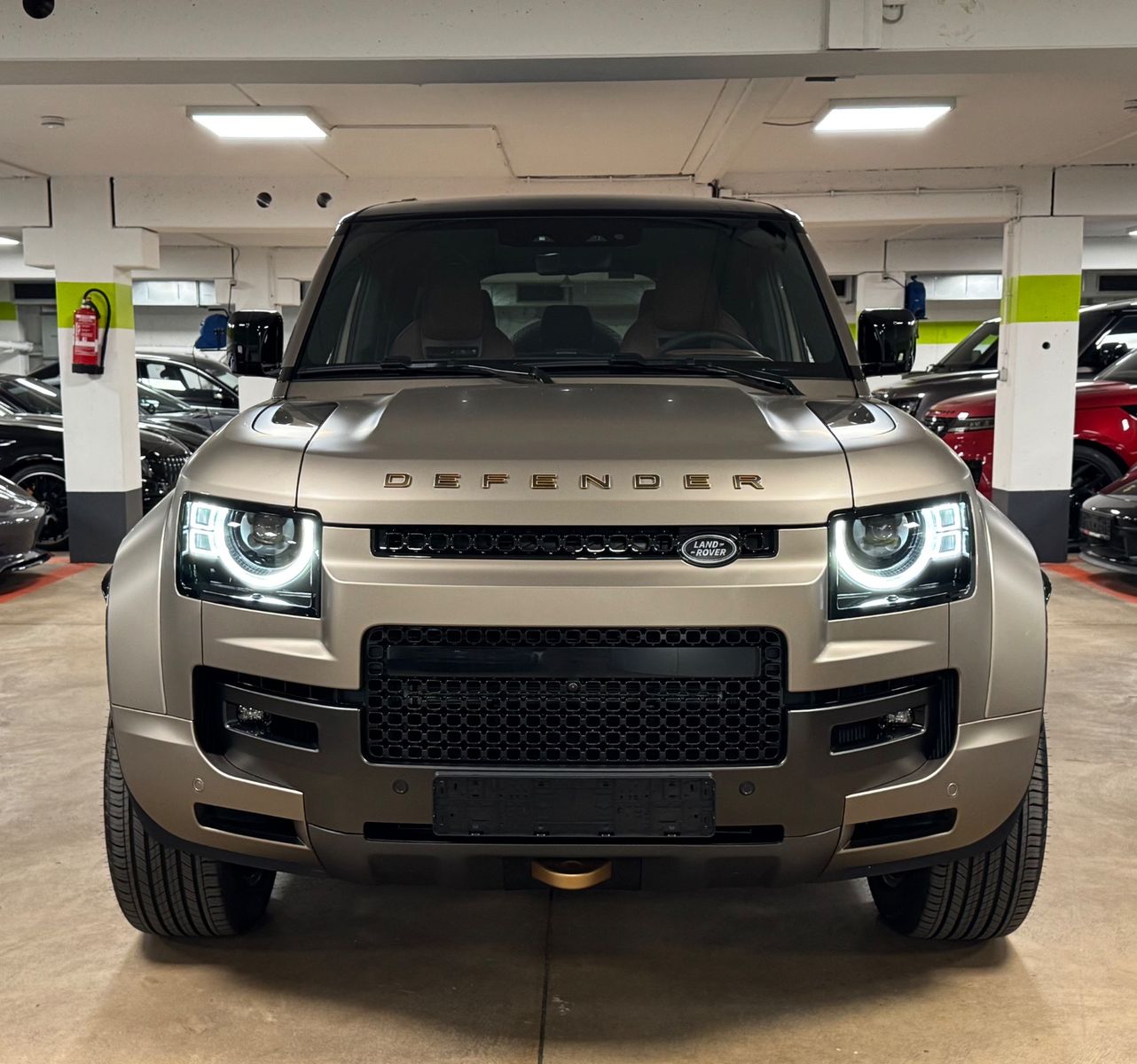 Fahrzeugabbildung Land Rover DEFENDER 4.4 P635 110 OCTA GOLDMATT NEW P25 FULL