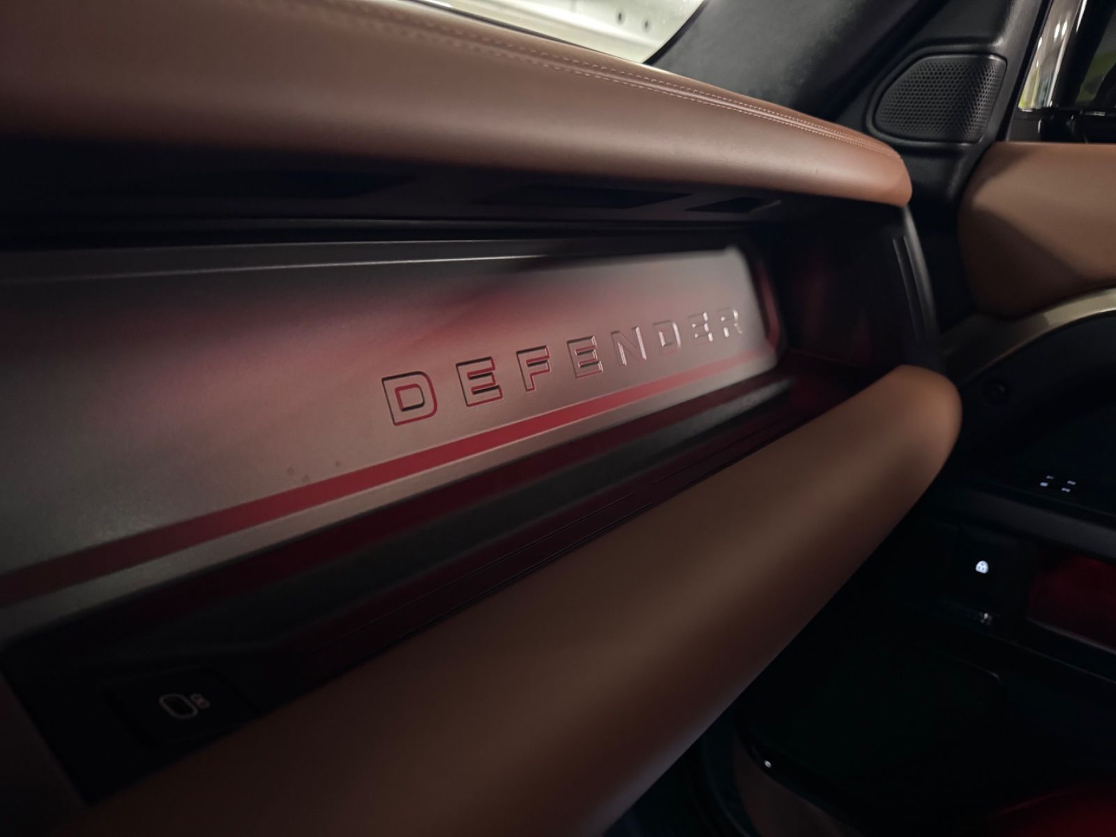 Fahrzeugabbildung Land Rover DEFENDER 4.4 P635 110 OCTA GOLDMATT NEW P25 FULL