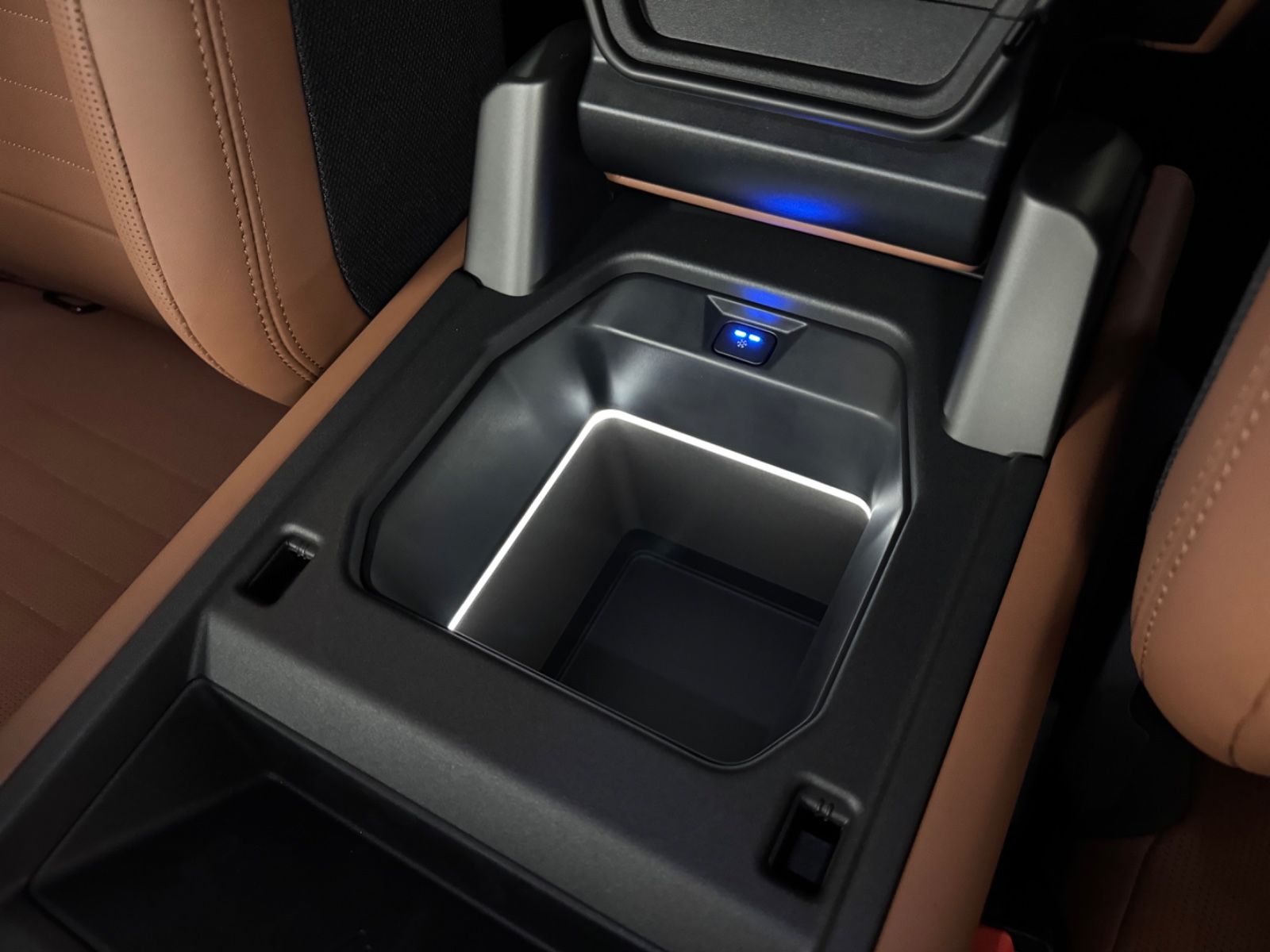 Fahrzeugabbildung Land Rover DEFENDER 4.4 P635 110 OCTA GOLDMATT NEW P25 FULL