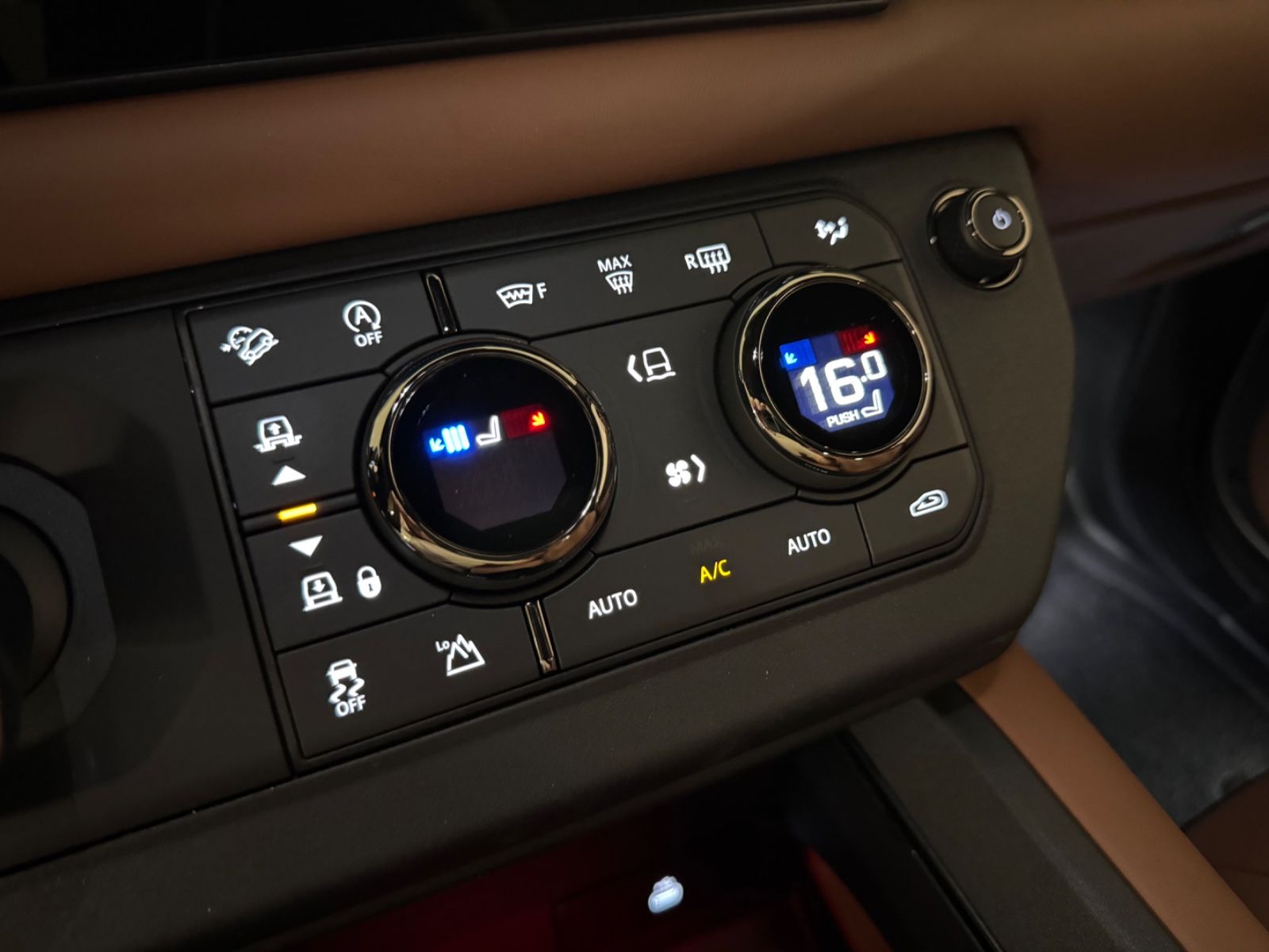 Fahrzeugabbildung Land Rover DEFENDER 4.4 P635 110 OCTA GOLDMATT NEW P25 FULL