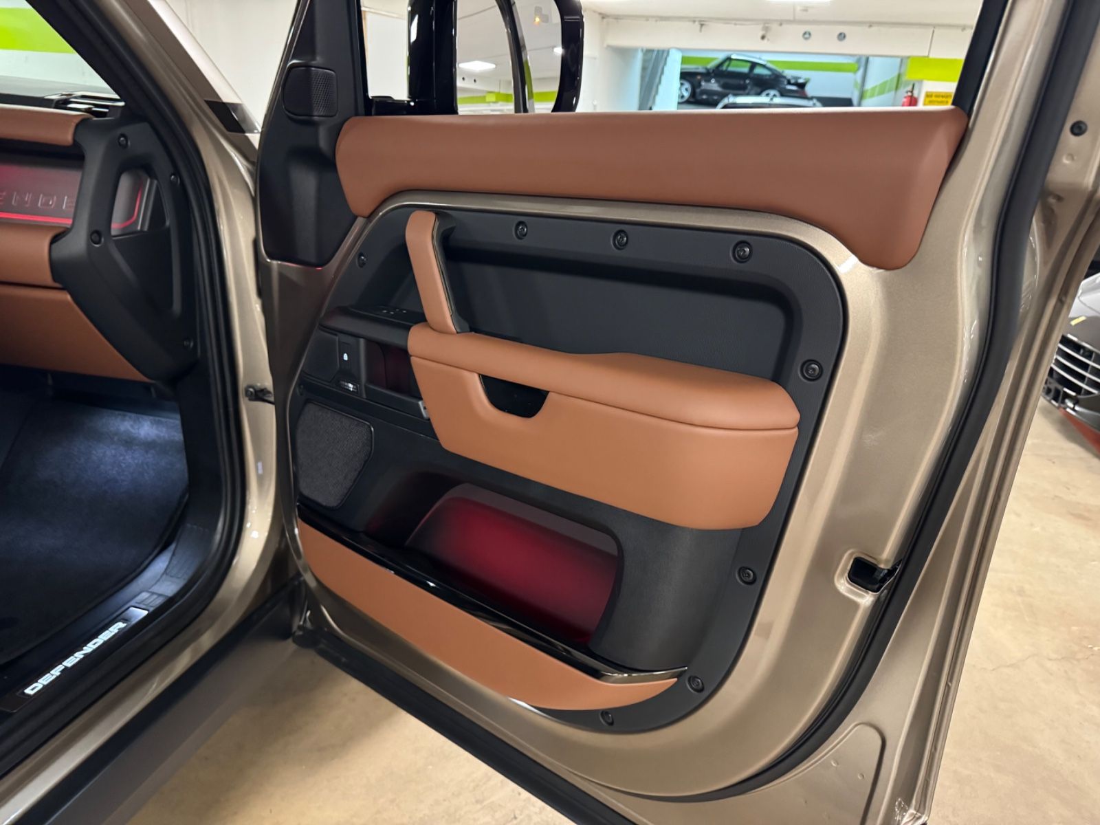 Fahrzeugabbildung Land Rover DEFENDER 4.4 P635 110 OCTA GOLDMATT NEW P25 FULL