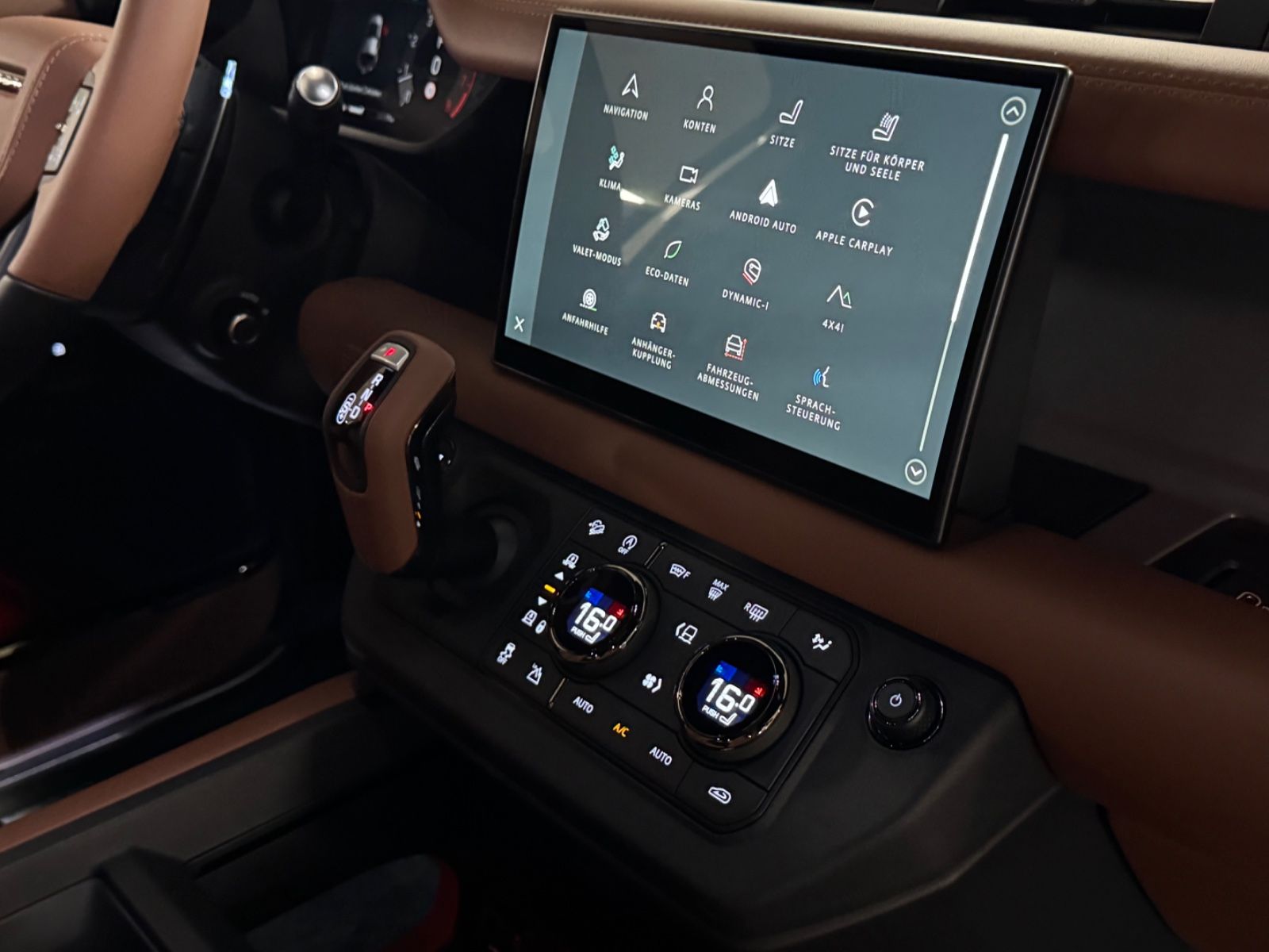 Fahrzeugabbildung Land Rover DEFENDER 4.4 P635 110 OCTA GOLDMATT NEW P25 FULL