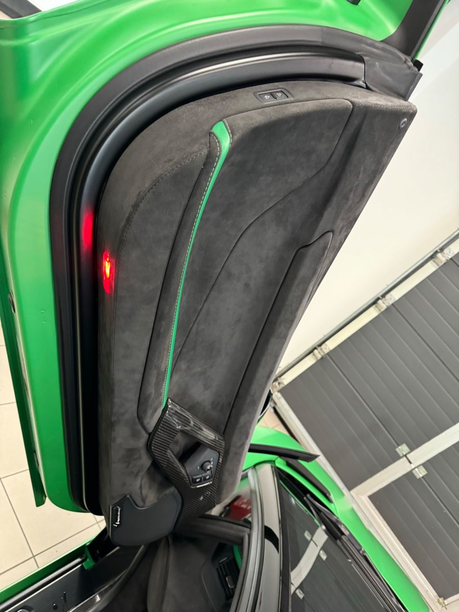 Fahrzeugabbildung Lamborghini AVENTADOR S ROADSTER GREEN EXT&INT CARBON FULLOP