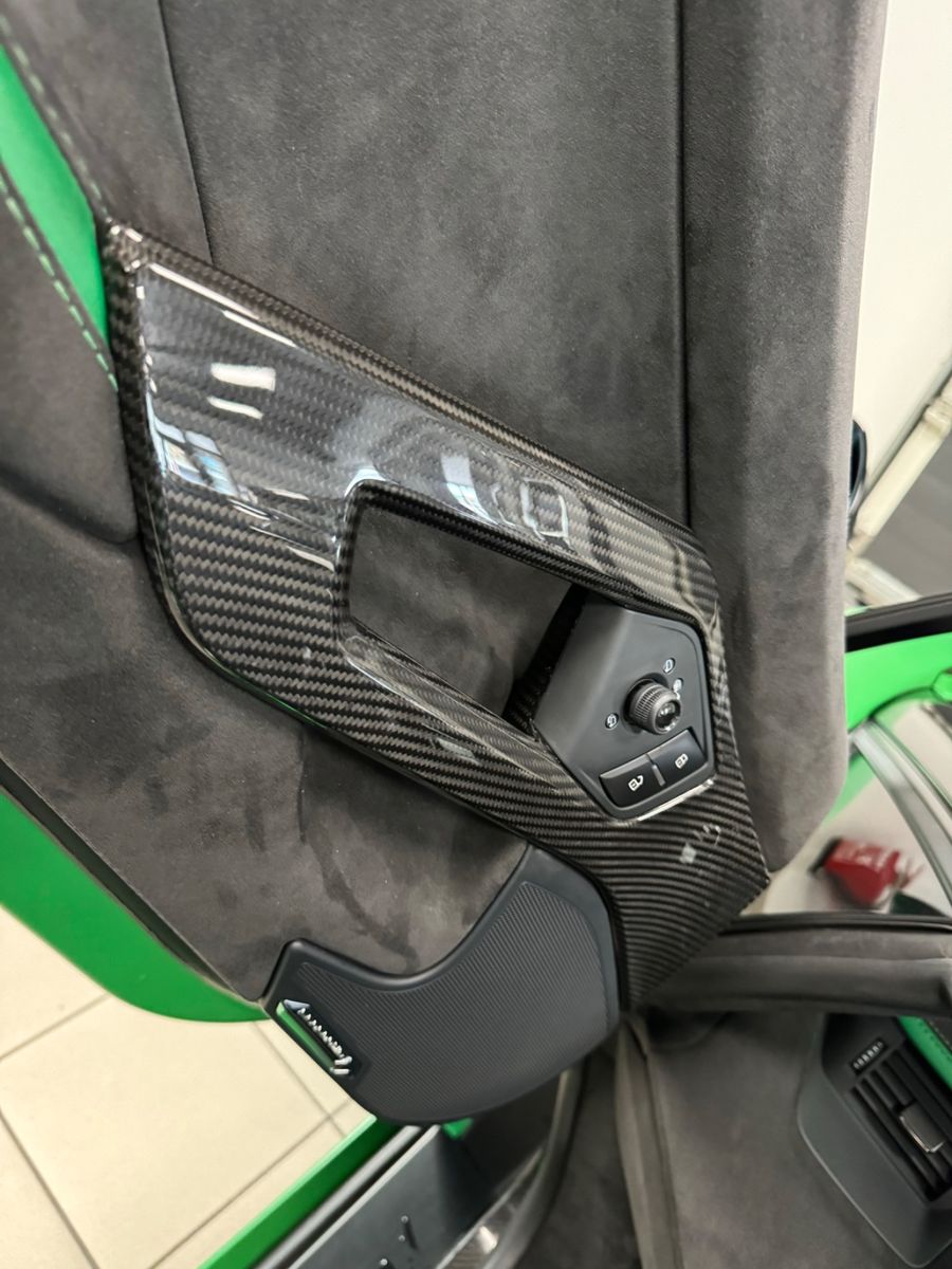 Fahrzeugabbildung Lamborghini AVENTADOR S ROADSTER GREEN EXT&INT CARBON FULLOP