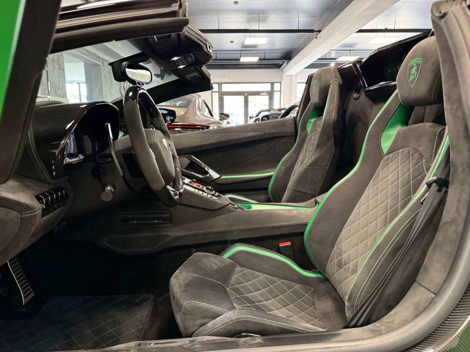 Fahrzeugabbildung Lamborghini AVENTADOR S ROADSTER GREEN EXT&INT CARBON FULLOP