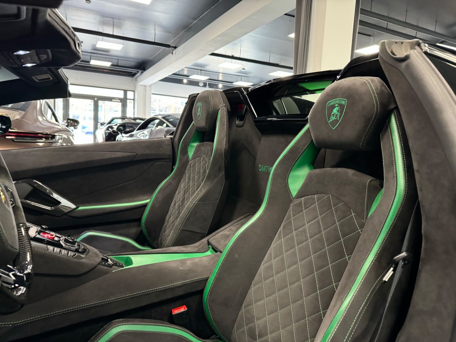 Fahrzeugabbildung Lamborghini AVENTADOR S ROADSTER GREEN EXT&INT CARBON FULLOP