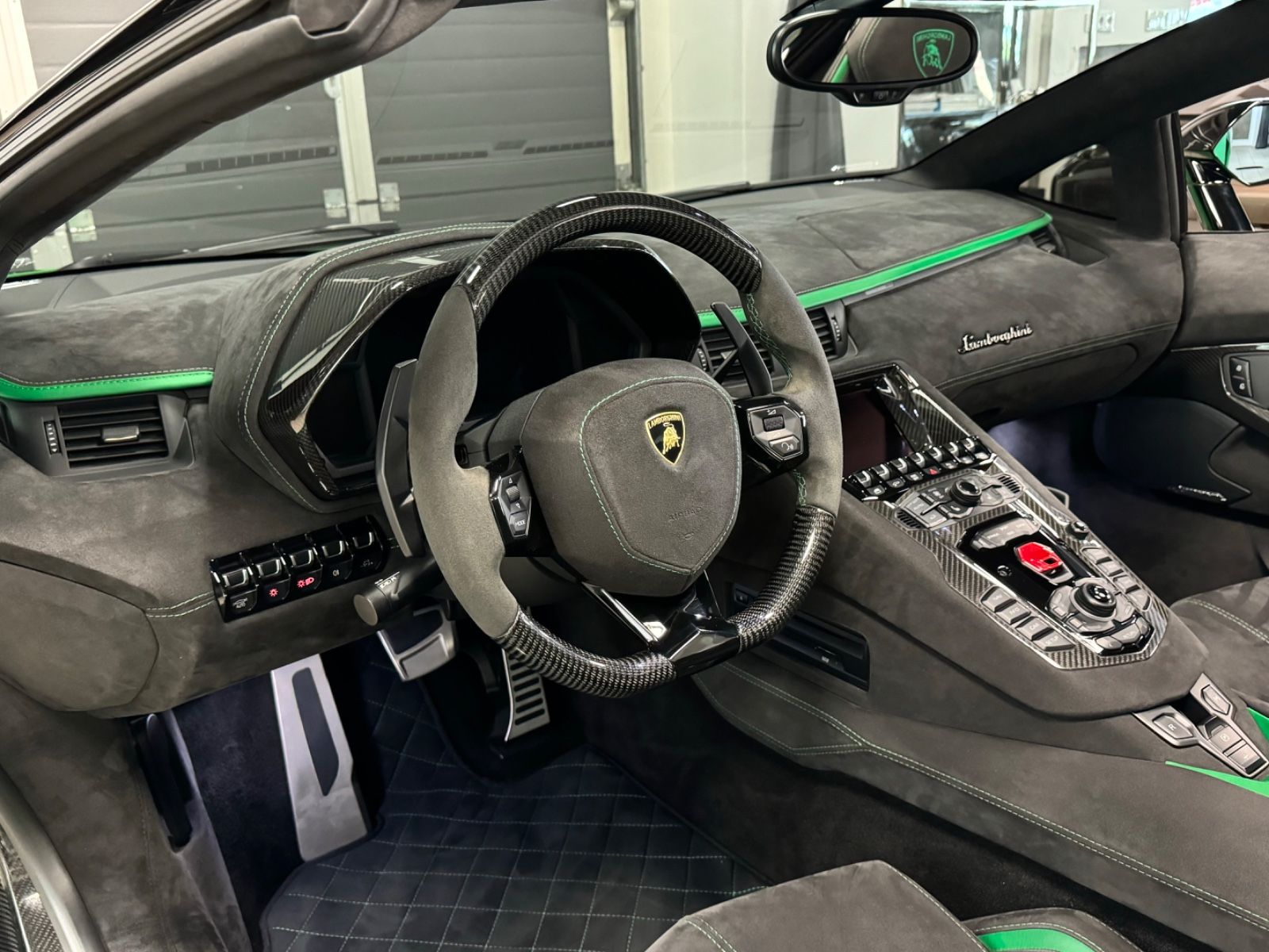 Fahrzeugabbildung Lamborghini AVENTADOR S ROADSTER GREEN EXT&INT CARBON FULLOP