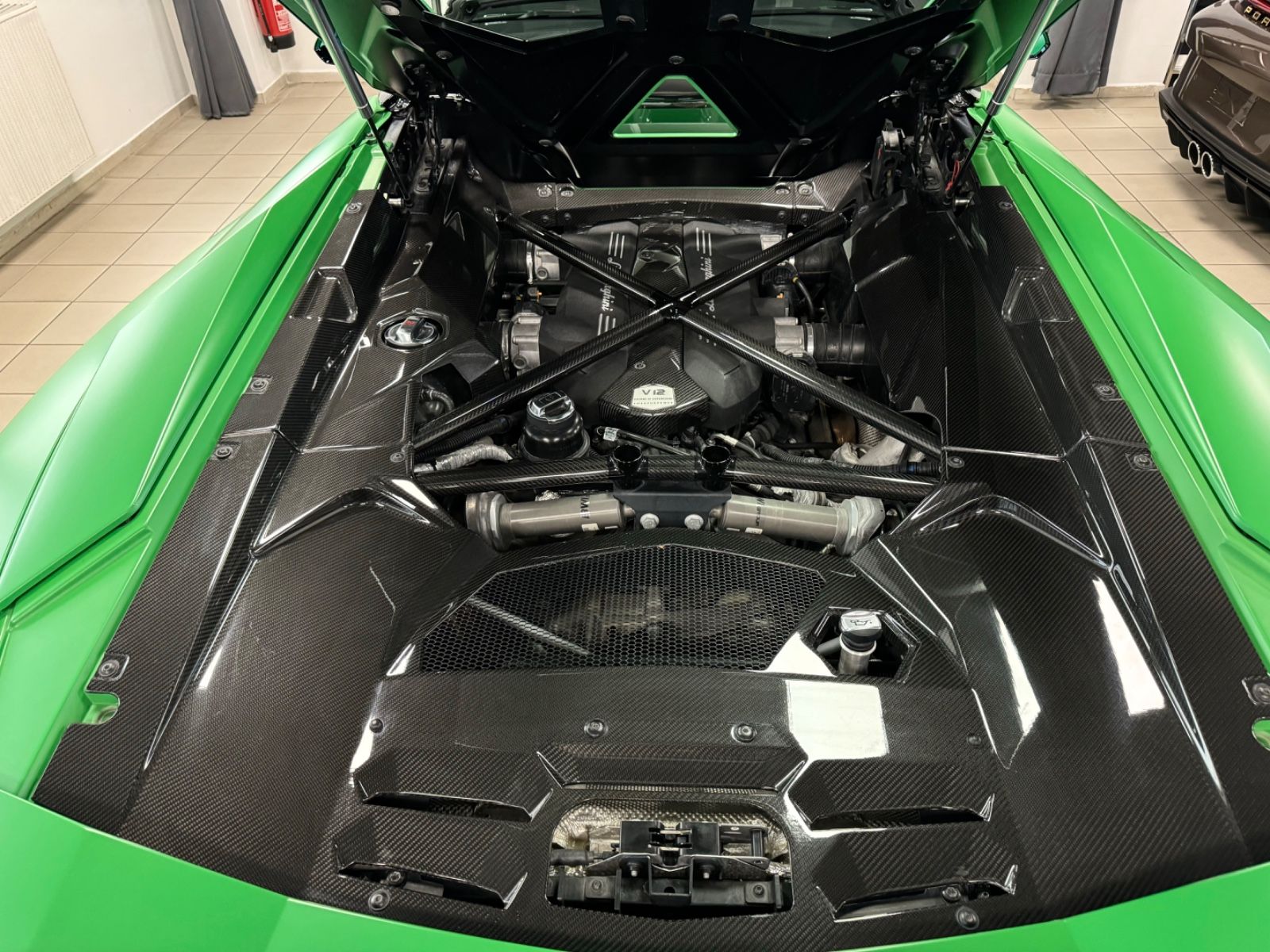 Fahrzeugabbildung Lamborghini AVENTADOR S ROADSTER GREEN EXT&INT CARBON FULLOP