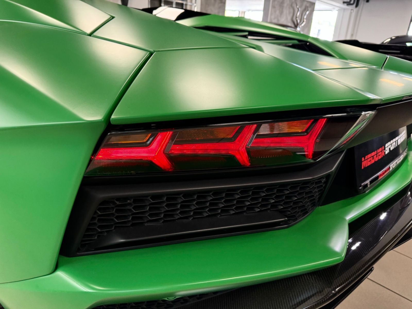 Fahrzeugabbildung Lamborghini AVENTADOR S ROADSTER GREEN EXT&INT CARBON FULLOP