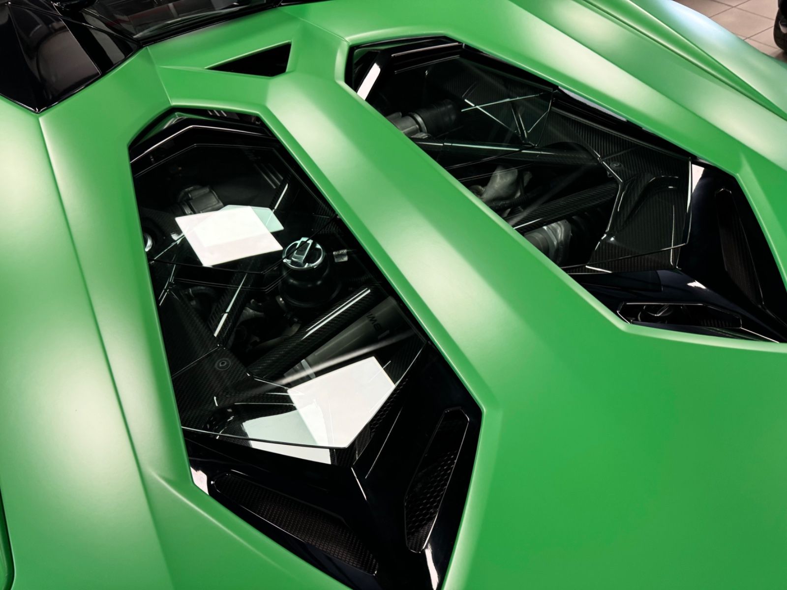 Fahrzeugabbildung Lamborghini AVENTADOR S ROADSTER GREEN EXT&INT CARBON FULLOP