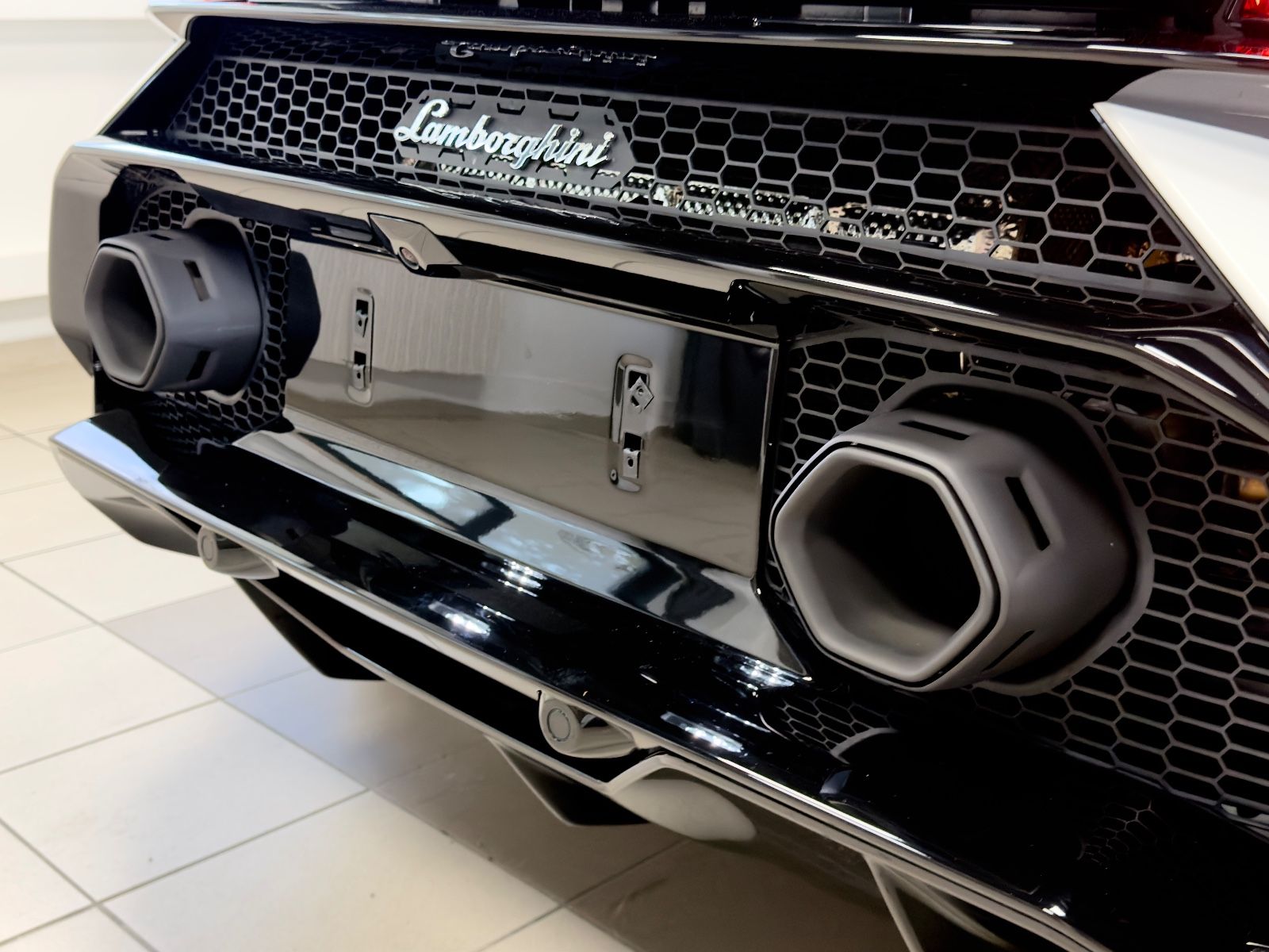 Fahrzeugabbildung Lamborghini HURACAN TECNICA CARBON EXT&INT SENSONUM FULLOPT!