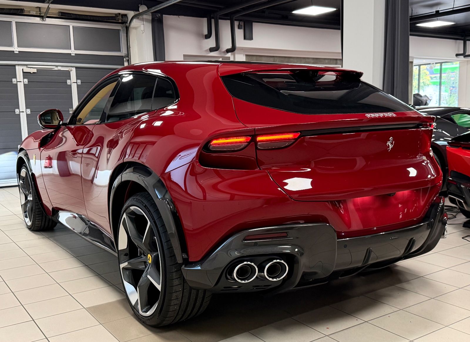 Fahrzeugabbildung Ferrari PUROSANGUE V12 RED EXT CREMA INT CARBON FULLOPT!