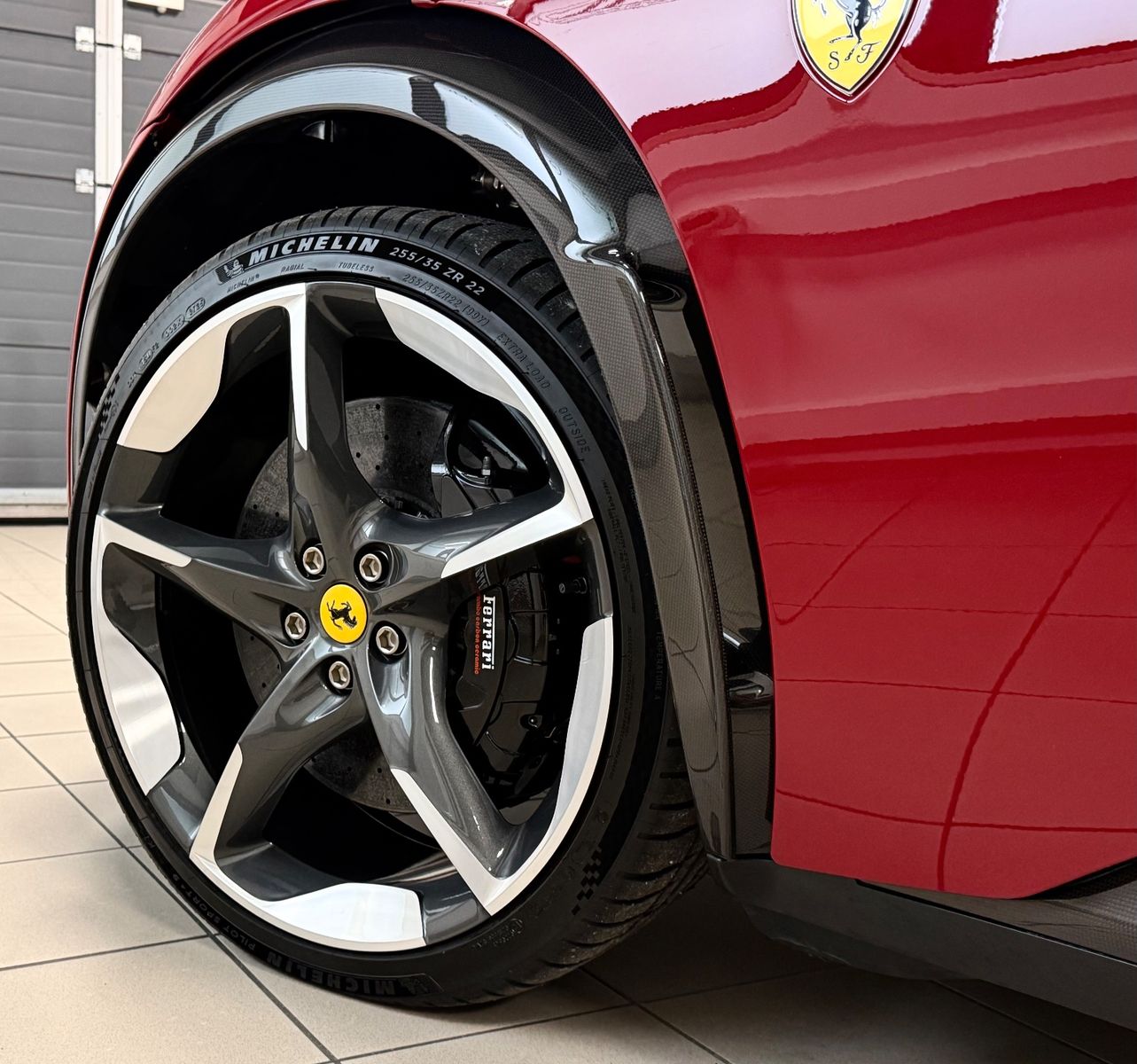 Fahrzeugabbildung Ferrari PUROSANGUE V12 RED EXT CREMA INT CARBON FULLOPT!