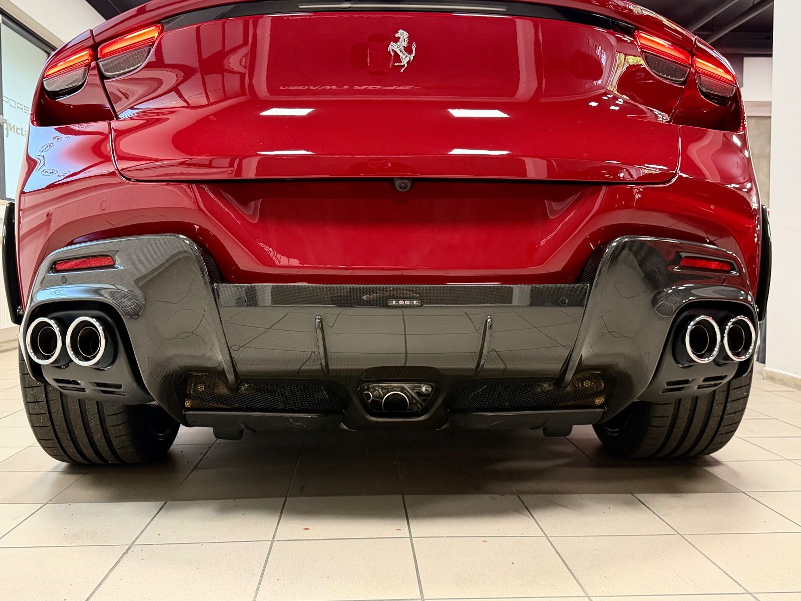 Fahrzeugabbildung Ferrari PUROSANGUE V12 RED EXT CREMA INT CARBON FULLOPT!