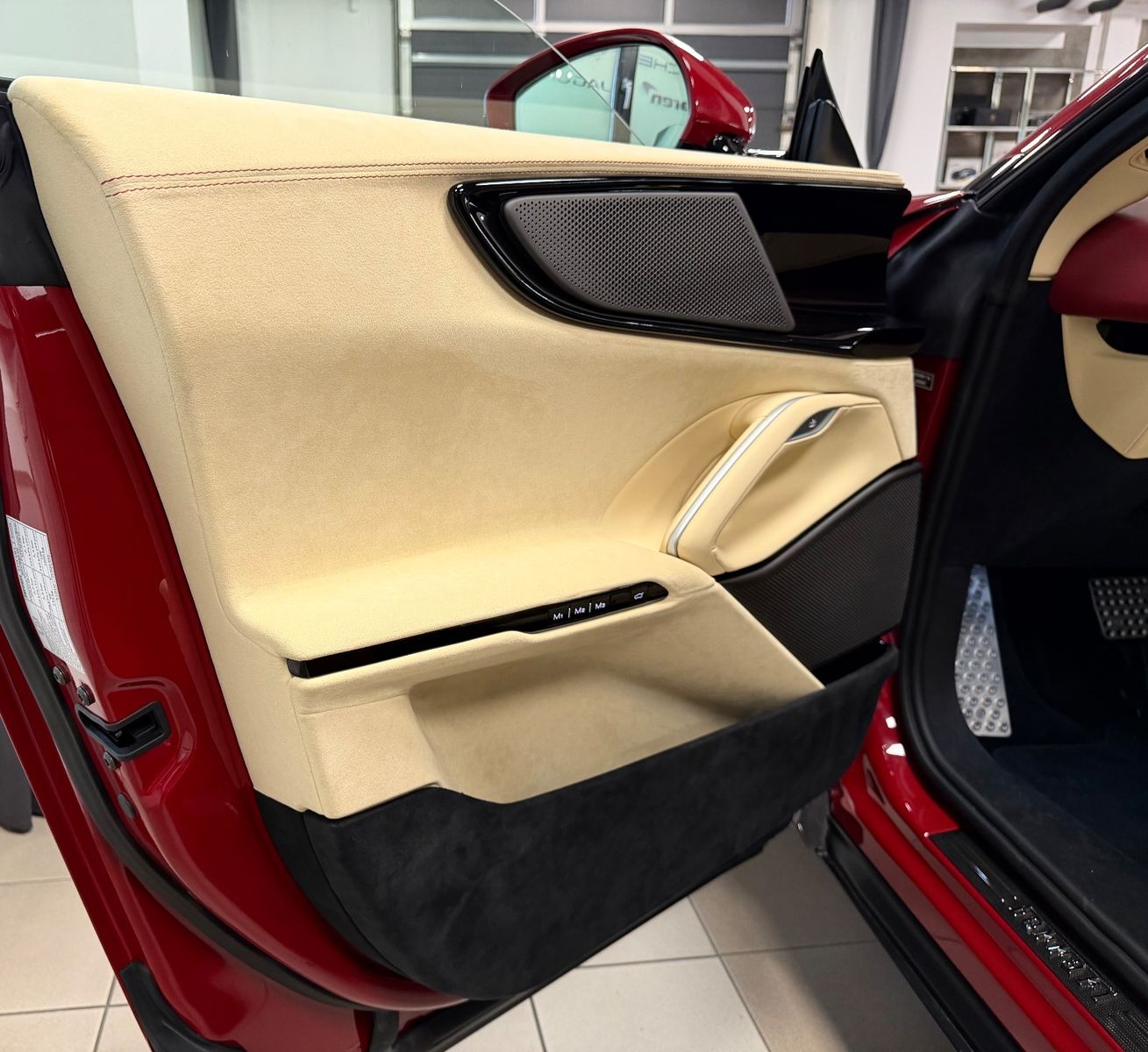 Fahrzeugabbildung Ferrari PUROSANGUE V12 RED EXT CREMA INT CARBON FULLOPT!