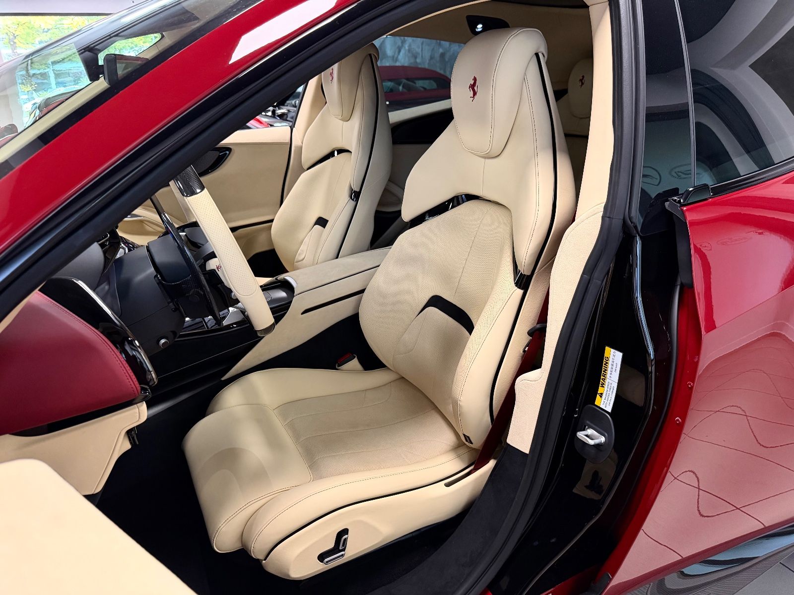 Fahrzeugabbildung Ferrari PUROSANGUE V12 RED EXT CREMA INT CARBON FULLOPT!