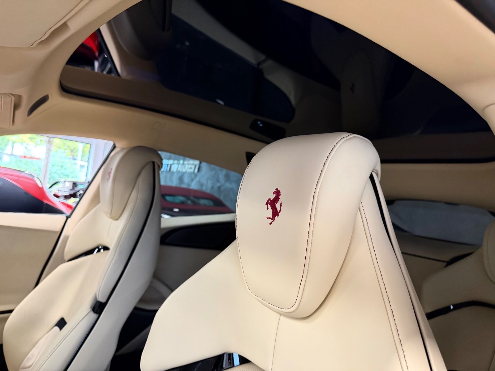 Fahrzeugabbildung Ferrari PUROSANGUE V12 RED EXT CREMA INT CARBON FULLOPT!