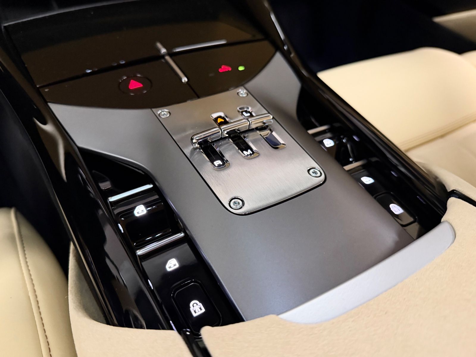 Fahrzeugabbildung Ferrari PUROSANGUE V12 RED EXT CREMA INT CARBON FULLOPT!